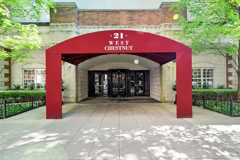 21 W Chestnut St #1206, Chicago, IL 60610