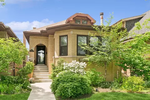 6204 N Maplewood Ave, Chicago, IL 60659
