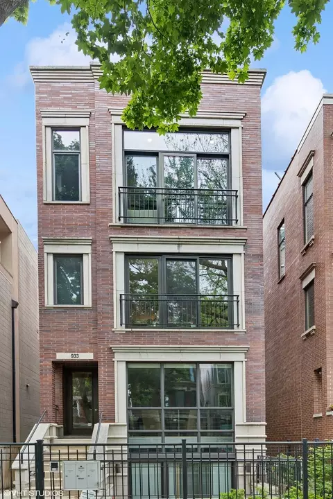 933 N Wolcott Ave #3, Chicago, IL 60622