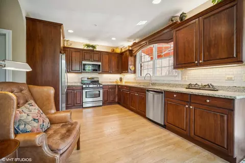 1717 Dewes St, Glenview, IL 60025 photo 9