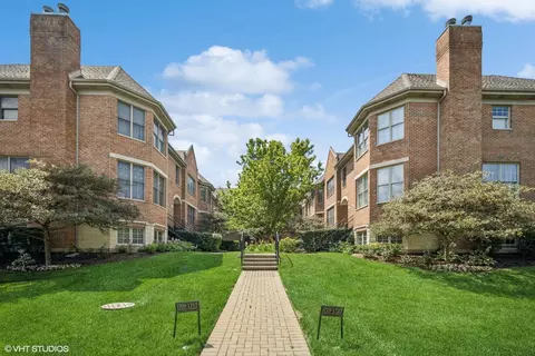 1717 Dewes St, Glenview, IL 60025