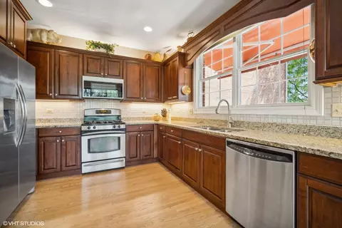 1717 Dewes St, Glenview, IL 60025 photo 8