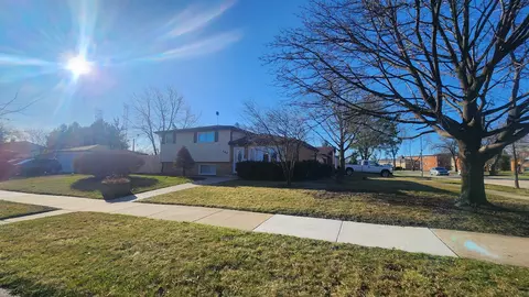 147 E Winthrop Ave, Addison, IL 60101