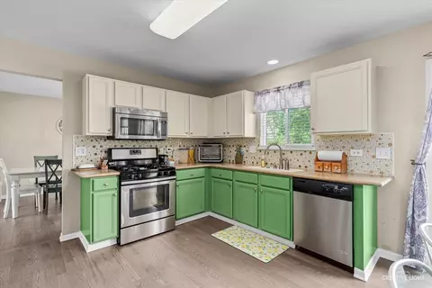 Kitchen - 252 Berkeley Dr, Bolingbrook, IL 60440 photo 2 of 3