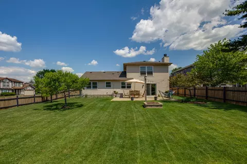 Exterior - 328 Springbrook Ln, Carol Stream, IL 60188 photo 4 of 7