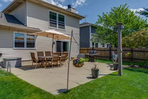 Exterior - 328 Springbrook Ln, Carol Stream, IL 60188 photo 6 of 7