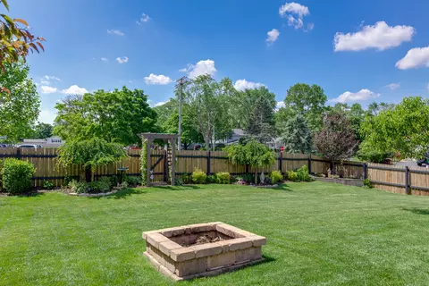 Exterior - 328 Springbrook Ln, Carol Stream, IL 60188 photo 7 of 7