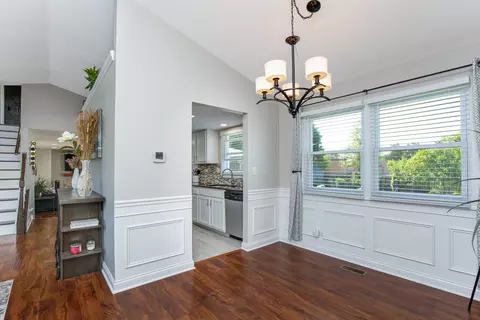 Dining - 328 Springbrook Ln, Carol Stream, IL 60188 photo 2 of 3