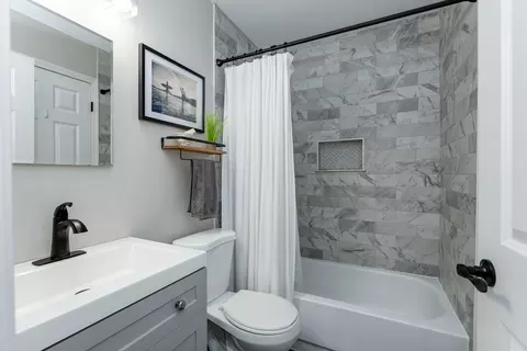 Bath - 328 Springbrook Ln, Carol Stream, IL 60188 photo 3 of 3