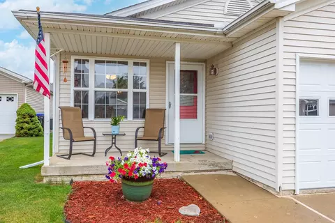 5 Harrison Ct, Bloomington, IL 61704 photo 2
