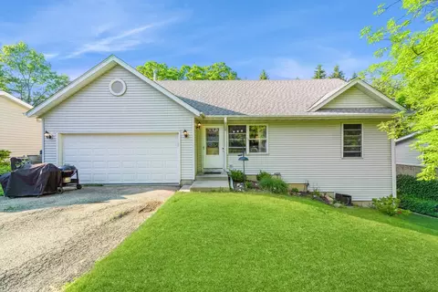 1820 W Oakleaf Dr, Mchenry, IL 60051