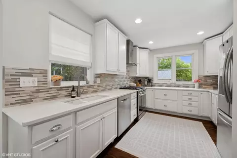 Kitchen - 152 Bertling Ln, Winnetka, IL 60093 photo 2 of 2