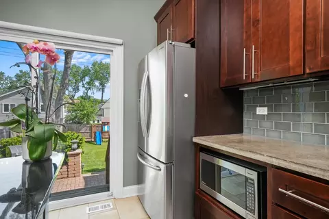 Kitchen - 3800 Holly Ln, Rolling Meadows, IL 60008 photo 6 of 8