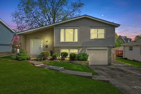 Exterior - 3800 Holly Ln, Rolling Meadows, IL 60008 photo 2 of 9