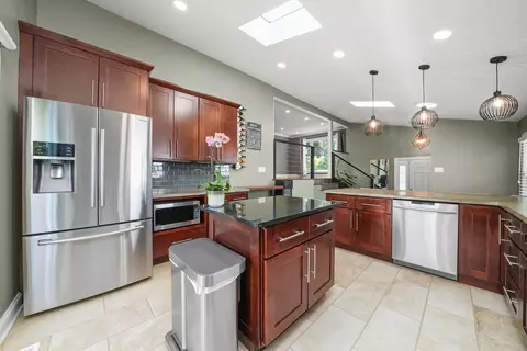 Kitchen - 3800 Holly Ln, Rolling Meadows, IL 60008 photo 2 of 8