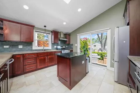 Kitchen - 3800 Holly Ln, Rolling Meadows, IL 60008 photo 3 of 8