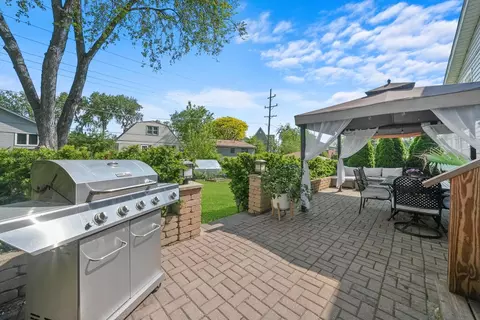 Exterior - 3800 Holly Ln, Rolling Meadows, IL 60008 photo 6 of 9