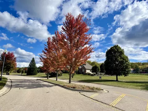 1992 Red Oak Ln, Spring Grove, IL 60081