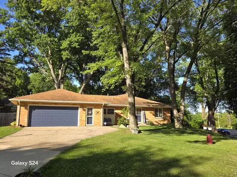 3404 Spring Creek Rd, Rockford, IL 61107
