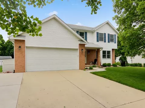 604 N East St, Hudson, IL 61748