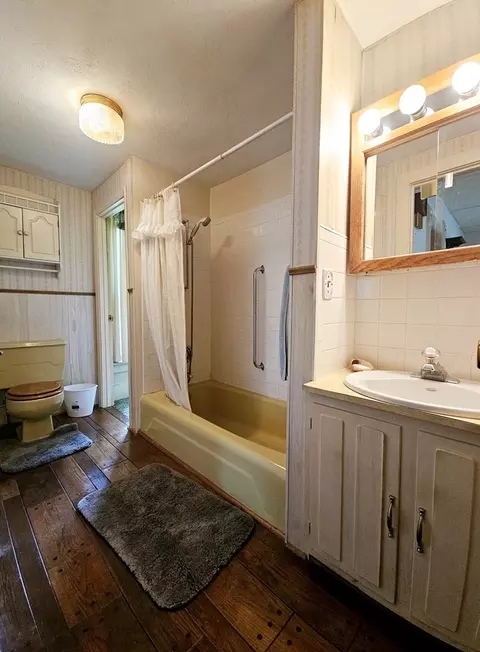 Bath - 1335 Long St, Dixon, IL 61021 photo 1 of 2