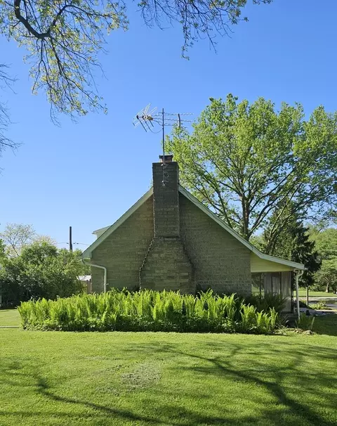 Exterior - 1335 Long St, Dixon, IL 61021 photo 5 of 11