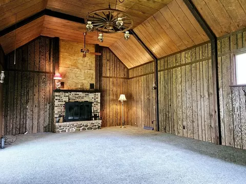 Living - 1335 Long St, Dixon, IL 61021 photo 1 of 7