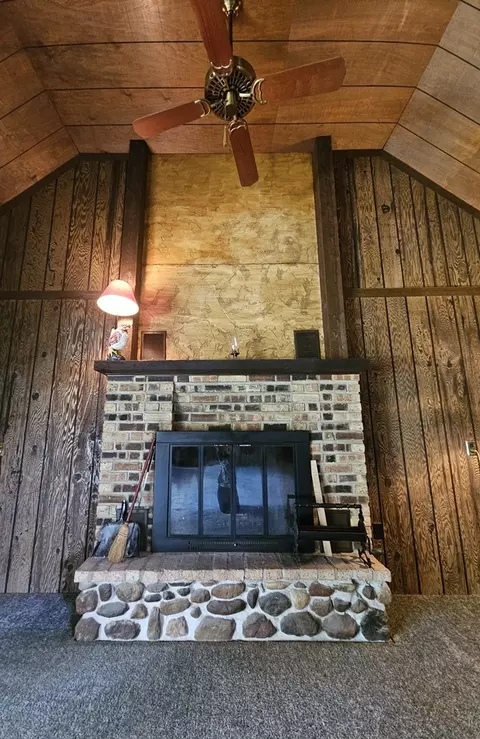 Living - 1335 Long St, Dixon, IL 61021 photo 2 of 7