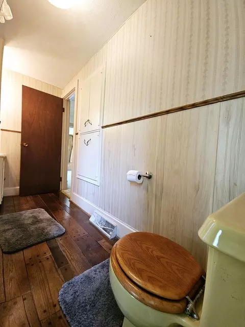Bath - 1335 Long St, Dixon, IL 61021 photo 2 of 2
