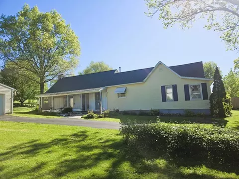 Exterior - 1335 Long St, Dixon, IL 61021 photo 4 of 11