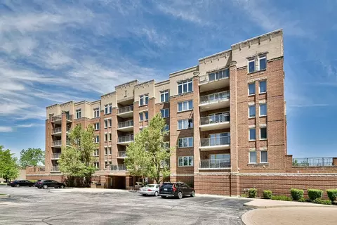 635 Perrie Dr #604, Elk Grove Village, IL 60007