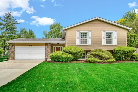 1140 Essel Ct, Wheaton, IL 60189