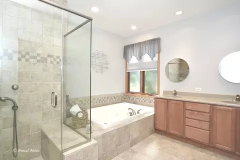 Bath - 3015 Albert Dr, Mchenry, IL 60050 photo 1 of 4