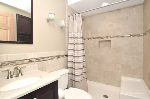 Bath - 3015 Albert Dr, Mchenry, IL 60050 photo 4 of 4
