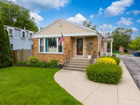 7708 Garden Ln, Justice, IL 60458