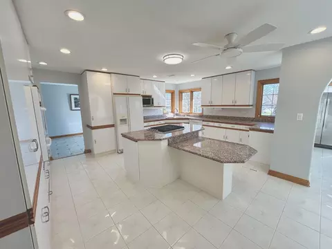 7713 Baker Ct, Darien, IL 60561 photo 3