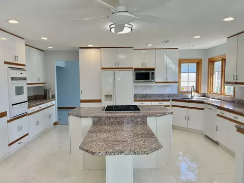 7713 Baker Ct, Darien, IL 60561 photo 5