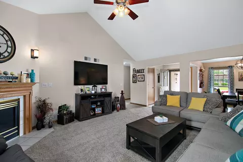 Living - 1846 Wiley Ridge Rd, Kankakee, IL 60901 photo 3 of 3