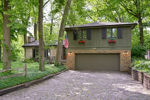 935 Ellynwood Dr, Glen Ellyn, IL 60137