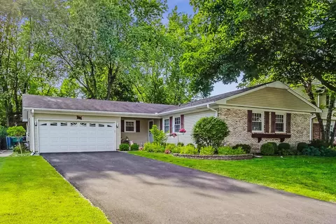 681 Indian Spring Ln, Buffalo Grove, IL 60089