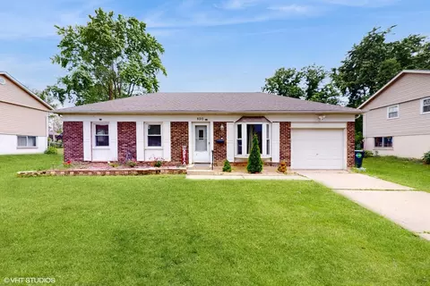 820 Robinson Ave, Streamwood, IL 60107