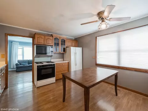 Kitchen - 3406 Central Rd, Rolling Meadows, IL 60008 photo 2 of 2