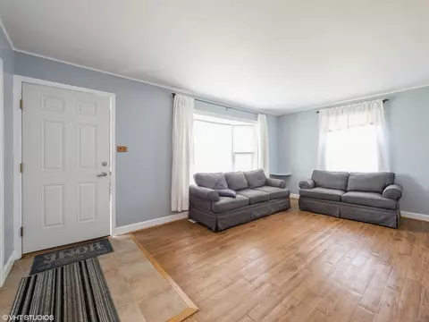 Living - 3406 Central Rd, Rolling Meadows, IL 60008 photo 3 of 6