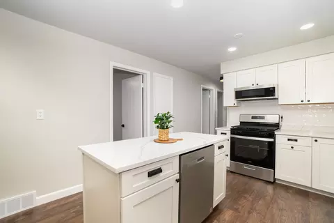 Kitchen - 18045 Oak Ave, Lansing, IL 60438 photo 3 of 3