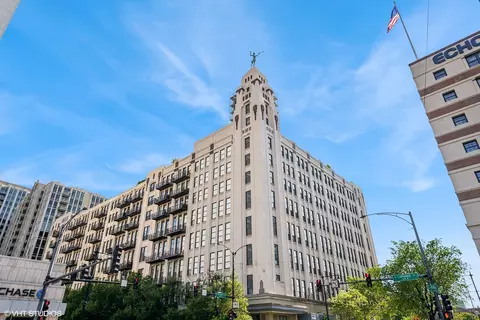 758 N Larrabee St #307, Chicago, IL 60654