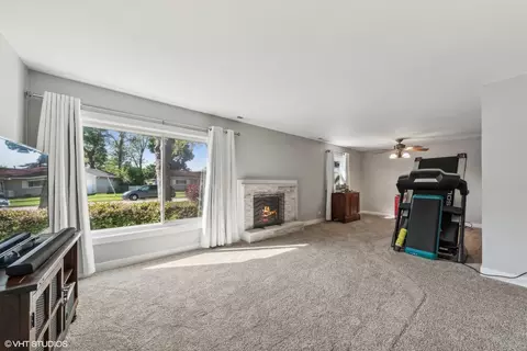 Living - 908 Pebble Dr, Wheeling, IL 60090 photo 3 of 6