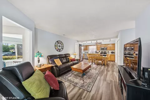 Living - 908 Pebble Dr, Wheeling, IL 60090 photo 6 of 6
