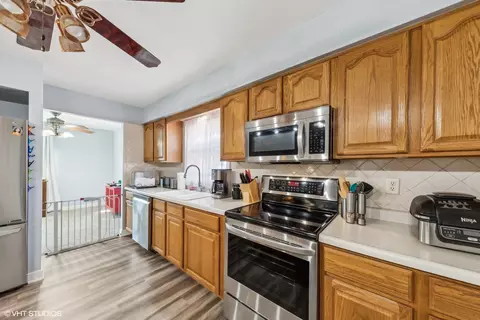 Kitchen - 908 Pebble Dr, Wheeling, IL 60090 photo 2 of 4
