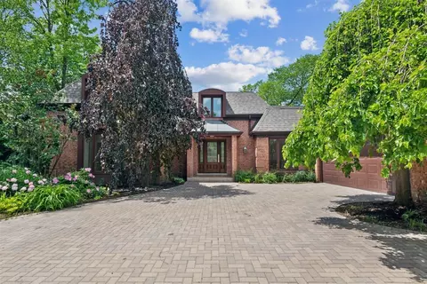 2530 Queens Way, Northbrook, IL 60062