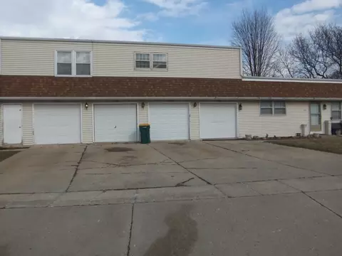 1504 E Stonehenge Dr, Sycamore, IL 60178